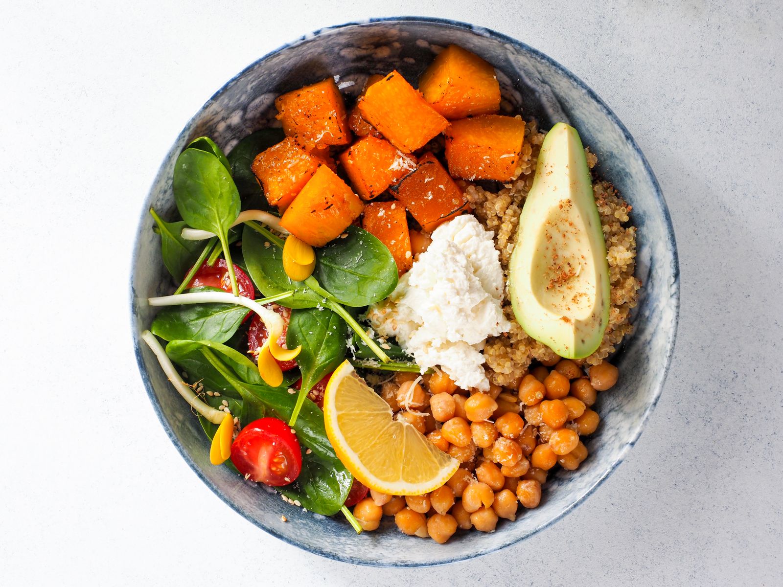 Salade de quinoa, pois chiches et légumes croquants