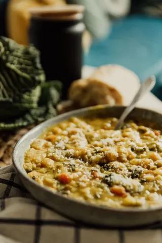 Bol de soupe de lentilles au curcuma accompagné de pain